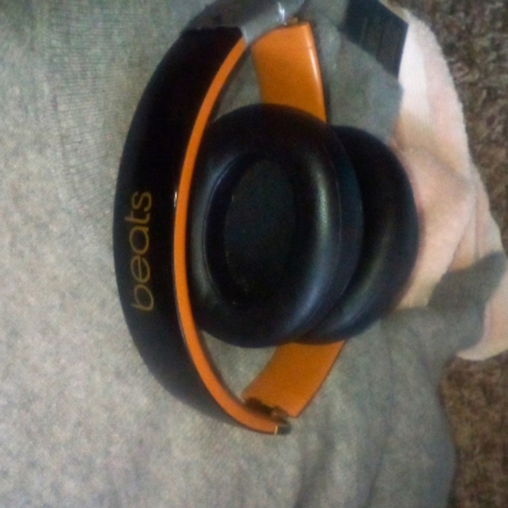 Beats studio3 blk and gold